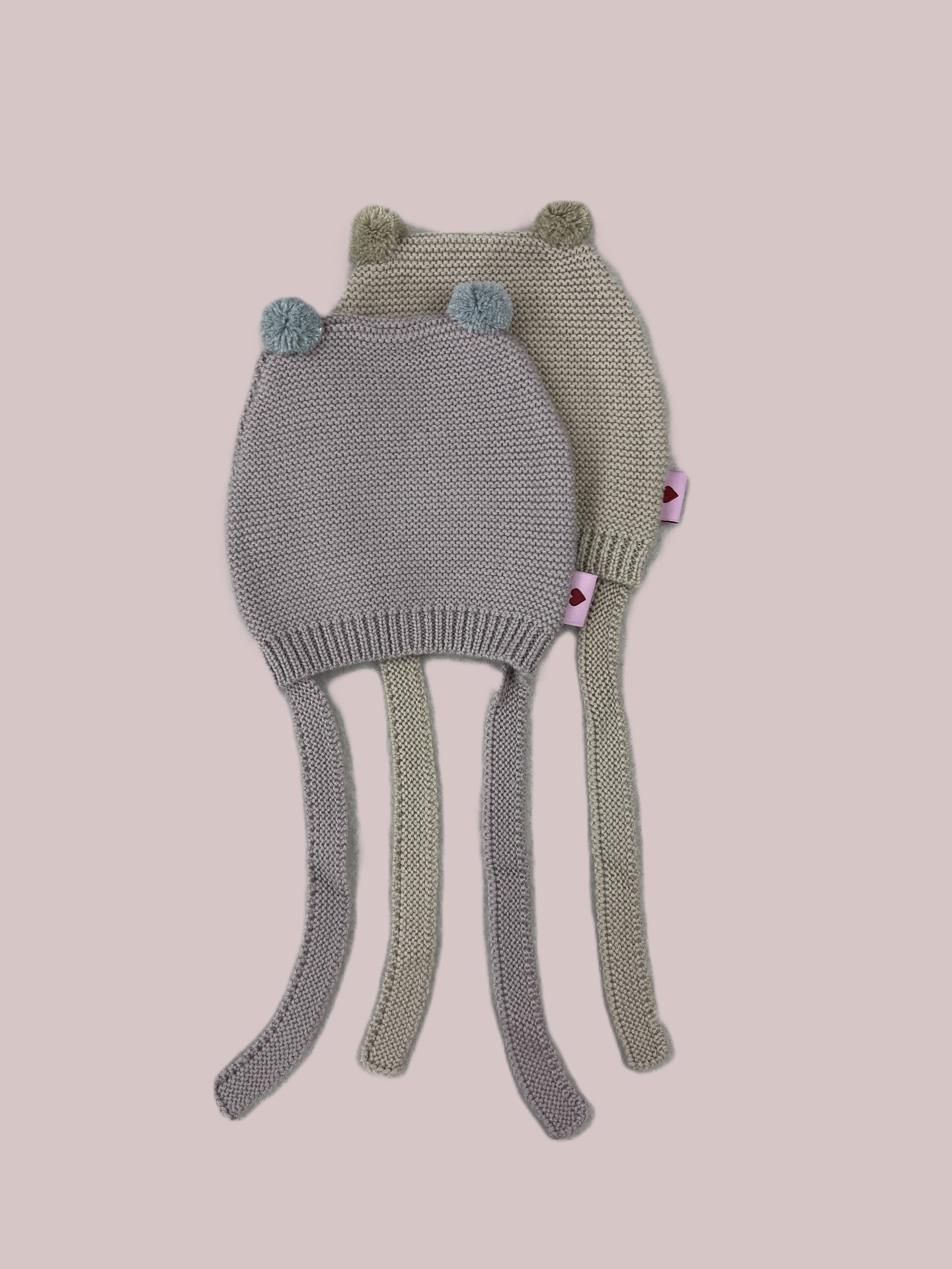 Babyhaube mit Pommeln